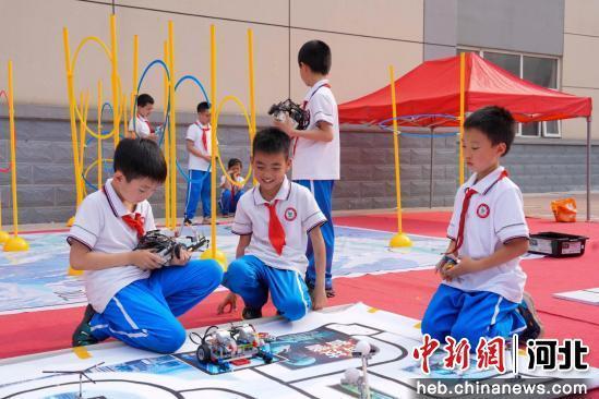 图为任丘市华北油田供应学校，学生正在操控机器人。 刘禧龙 摄