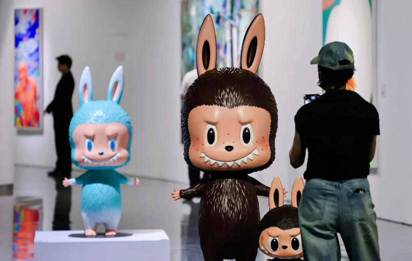 潮玩LABUBU拍出108万元:全球唯一一只薄荷色,131cm高