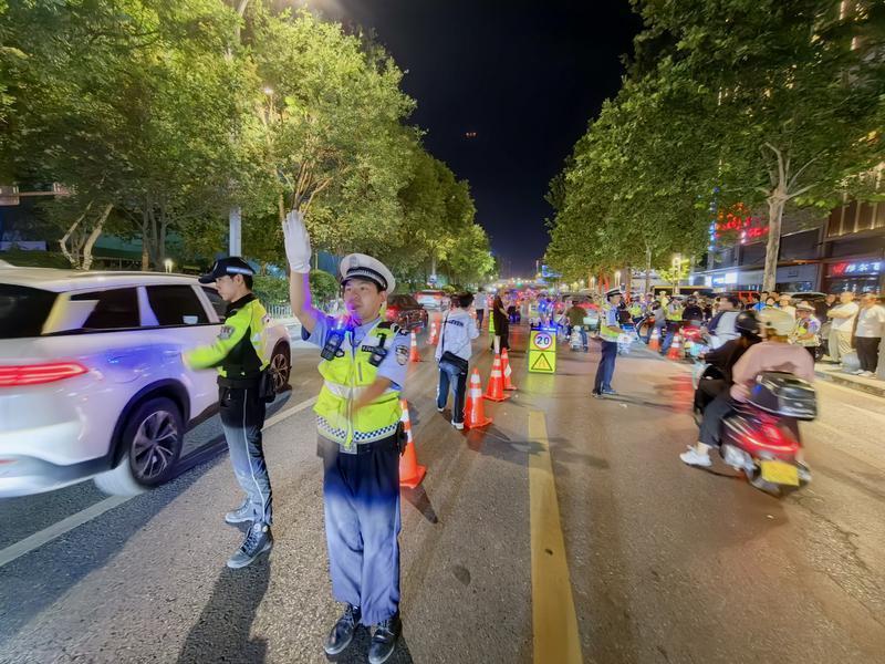 图说：交警夜间集中整治飙车炸街行为。