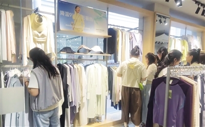 市民选购防晒产品