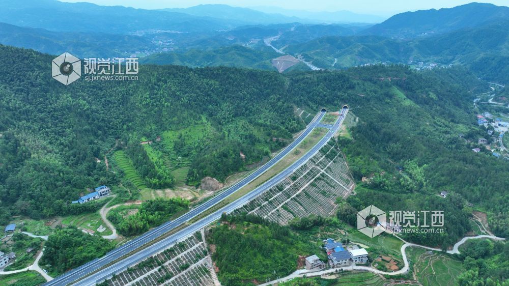 2025 年6月10日，江西交投集团建设的江西省遂（川）至大（余）高速施工现场繁忙有序，127 公里沥青路面铺设及划线工程加速推进，绿化、交安设施等配套工程进入收尾阶段。