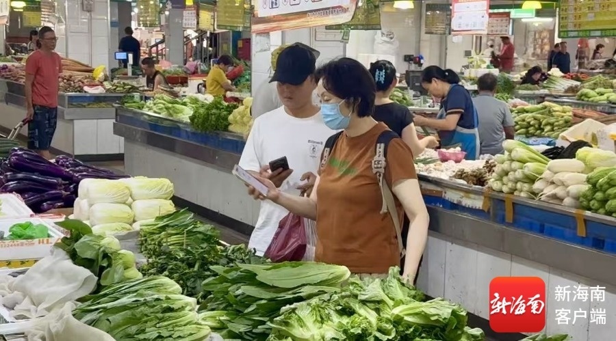 市民在农贸市场内选购菜品。记者 王子遥 摄