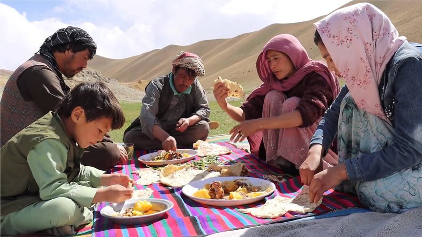 这就是草原牧民的生活，一家老小挤在帐篷里，天天能吃牛羊大餐