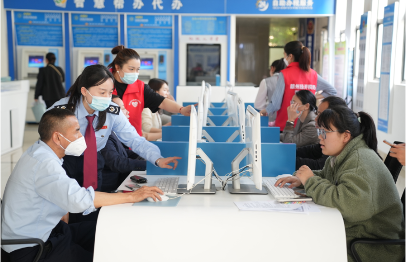 在赣州经开区政务服务大厅，工作人员正指导群众在线办事。谢欢/摄