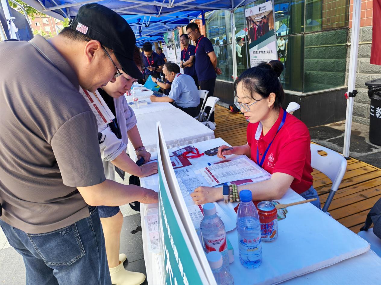 百余所高校汇聚 2025年陕西省本科批次高考志愿填报咨询会在西京学院举行