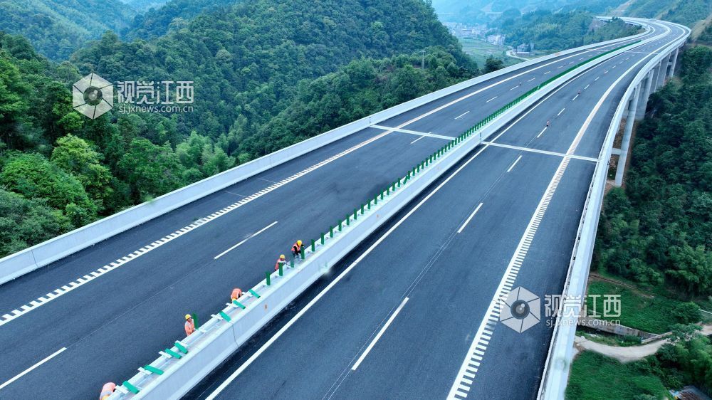 2025 年6月10日，江西交投集团建设的江西省遂（川）至大（余）高速施工现场繁忙有序，127 公里沥青路面铺设及划线工程加速推进，绿化、交安设施等配套工程进入收尾阶段。