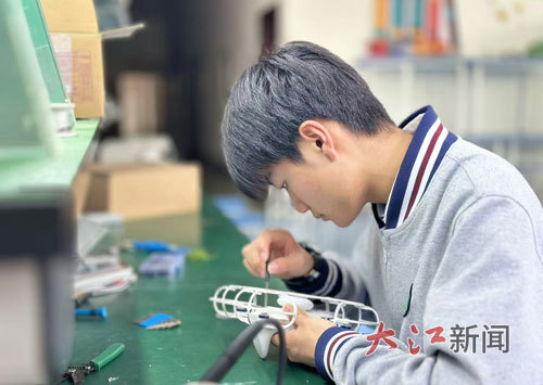 熊正荣在调试无人机。