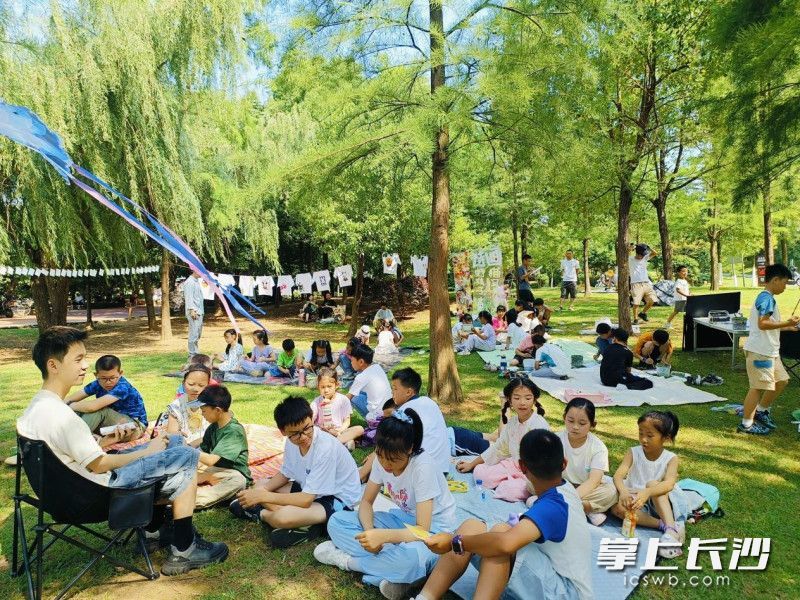 李承希老师在与孩子们交流如何用生态自然之景写诗