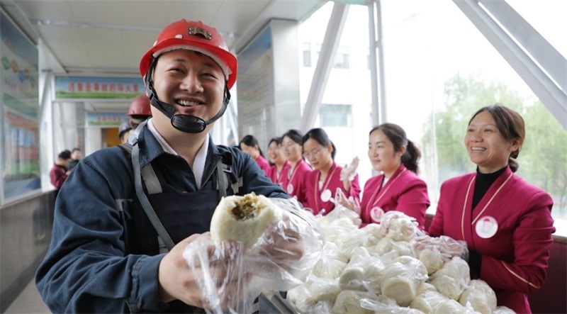 图为正通煤业为干部职工发放限定“美味”.jpg