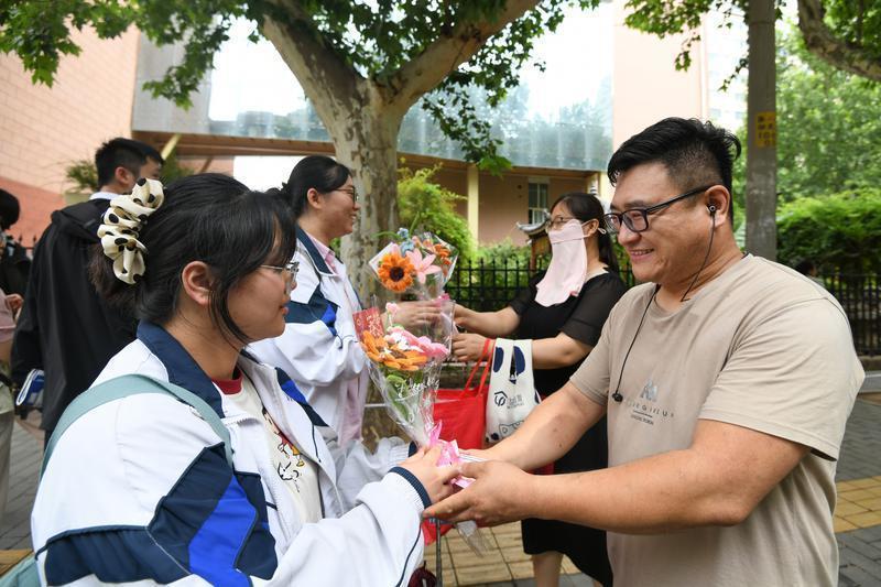 6月7日，在西安市第六中学南校区考点，家长为考生赠送鲜花，祝福考试顺利