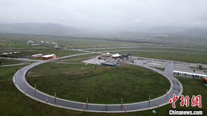 6月9日,甘肃甘南藏族自治州夏河县,航拍桑科草原。九美旦增 摄