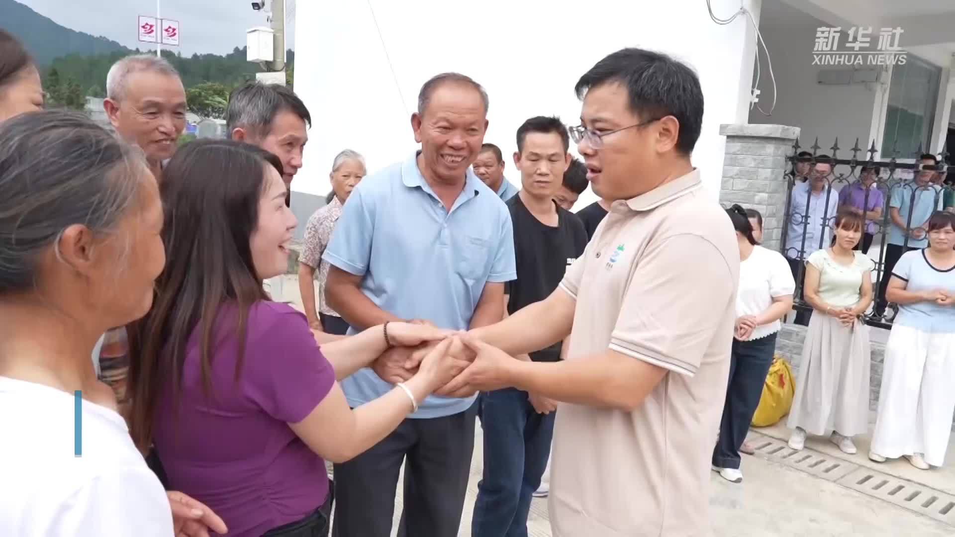 广西德保：驻村第一书记离任 村民泪洒送别现场