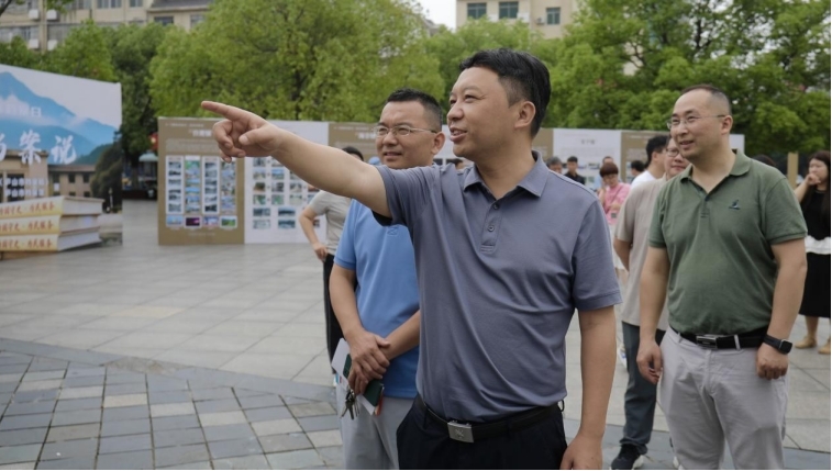 程剑正在观看新老照片对比展