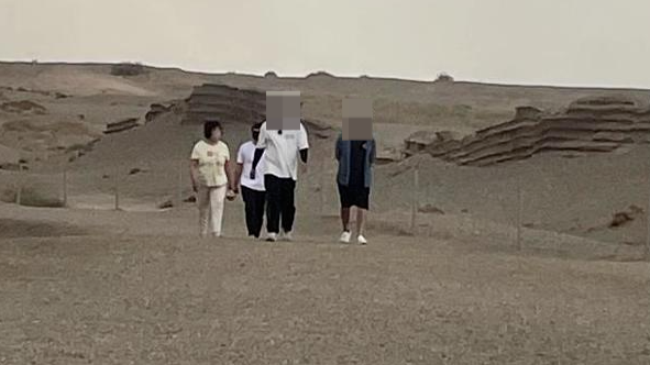 三男子翻栏进入汉长城遗址，景区：已批评教育，如破坏墙体将严肃追责