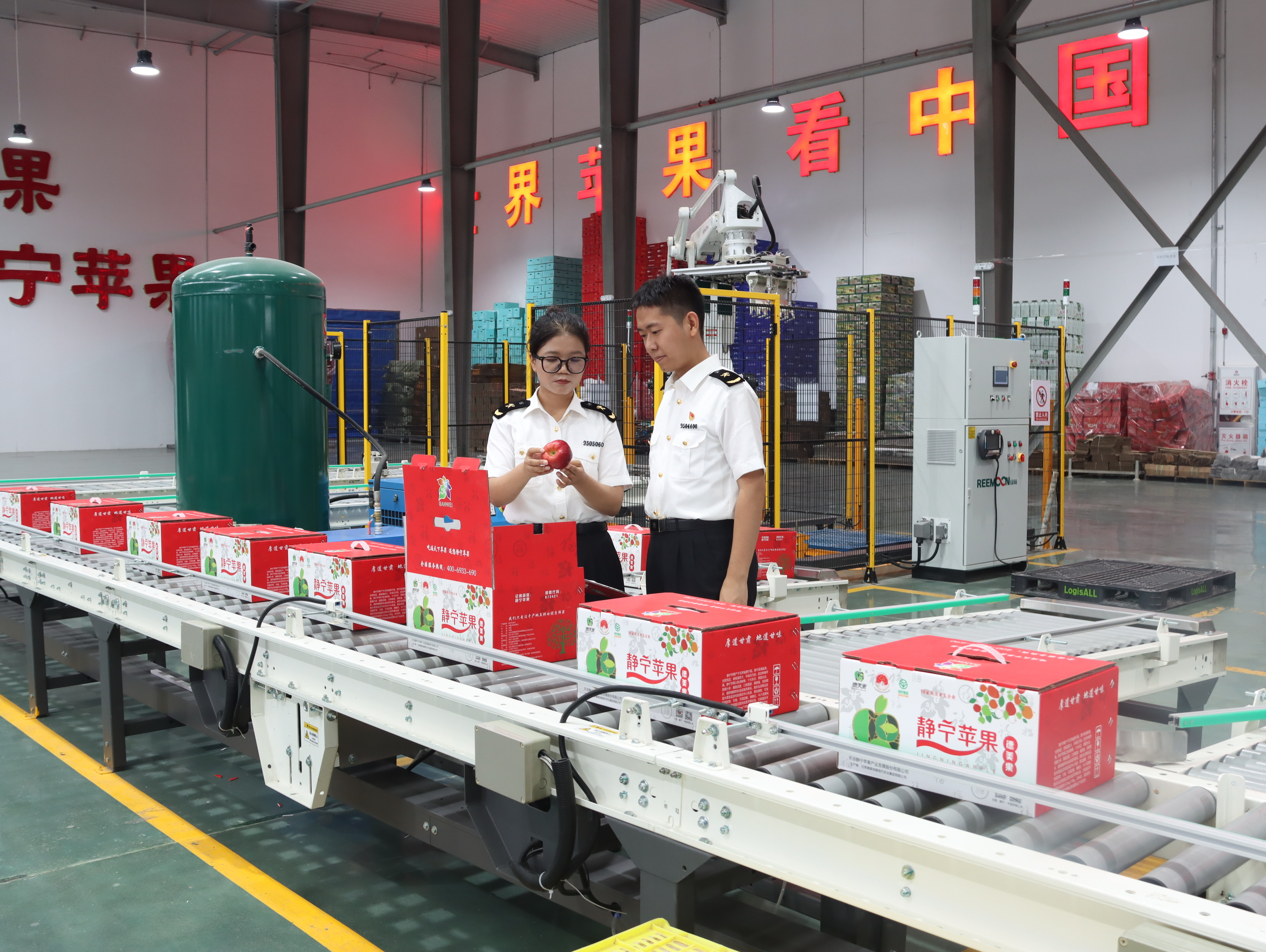 兰州海关所属平凉海关关员赴企现场检查