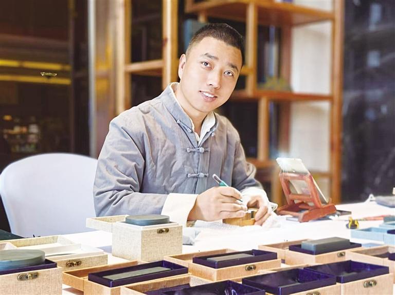 方寸间雕刻敦煌千年文化 守艺人石上长征“非”一般凤凰网甘肃_凤凰网