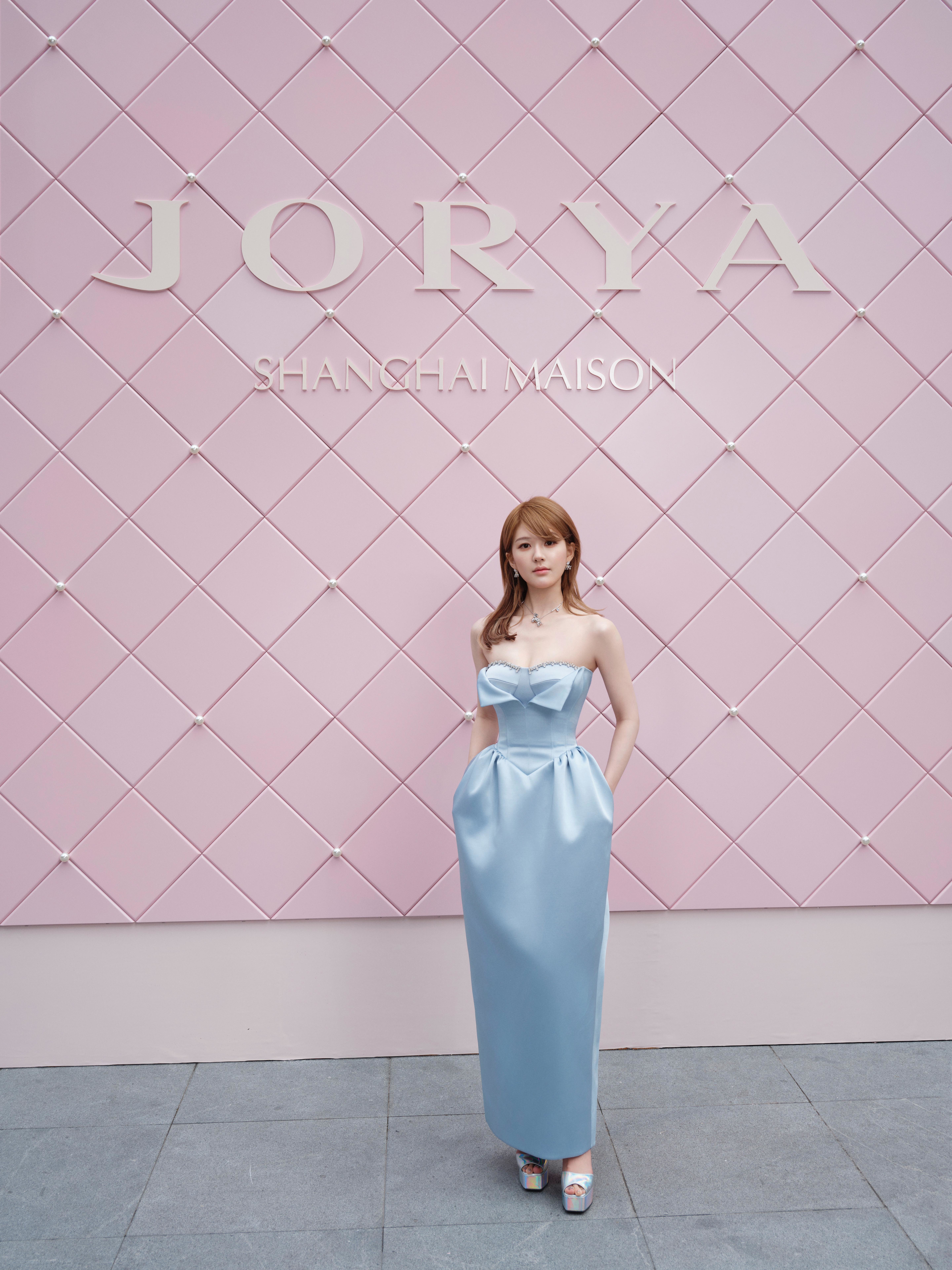 JORYA 全球首家旗舰店暨 RosyDoedian联名快闪店启幕 赵露思携萌宠演绎仲夏美学新章