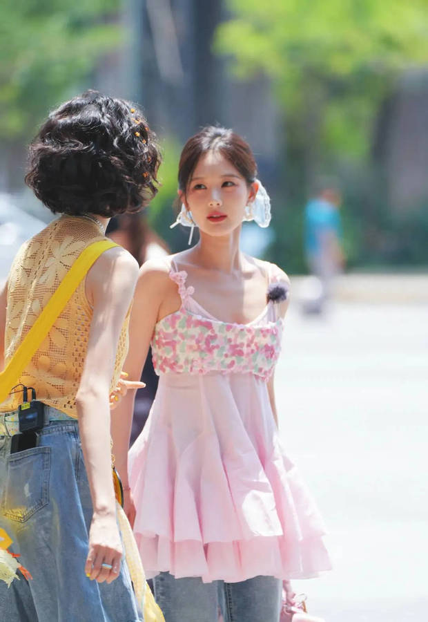 搜狐娱乐讯 6月11日,李一桐一组新综艺路透释出,照片中她穿粉色吊带上衣甜美灵动,蓝色发带青春活力,在阳光下像草莓小蛋糕。