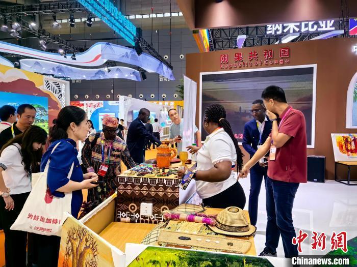 6月12日,第四届中非经贸博览会在湖南长沙开幕。图为非洲国家参展商向中国民众介绍非洲好物。 张雪盈 摄