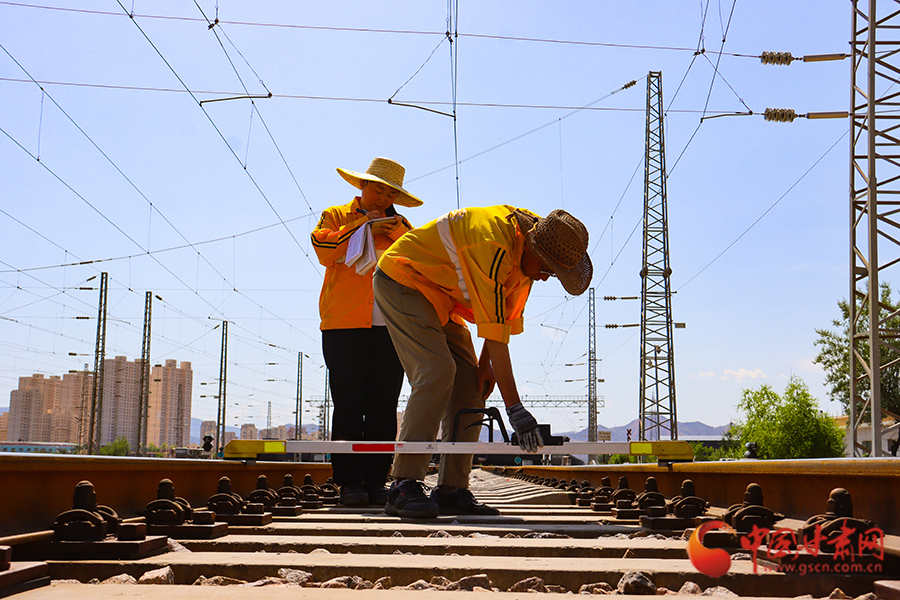 凤凰山下高温巡检忙