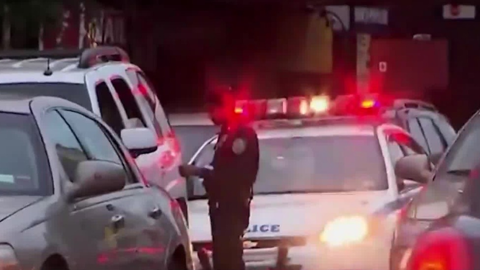 美国移民执法局误把法警当通缉犯抓错人