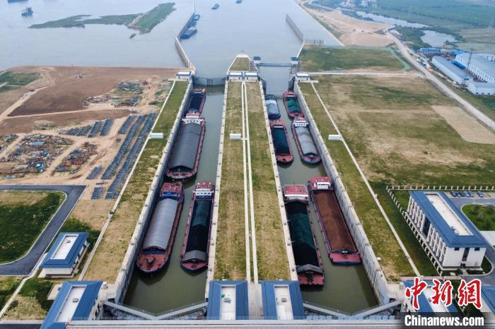 图为船舶通过南昌船闸。江西省赣江船闸通航中心供图