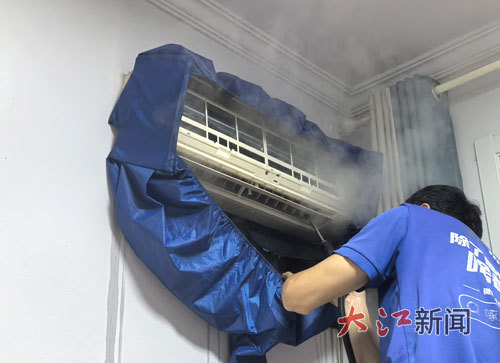 徐师傅在进行空调清洗。