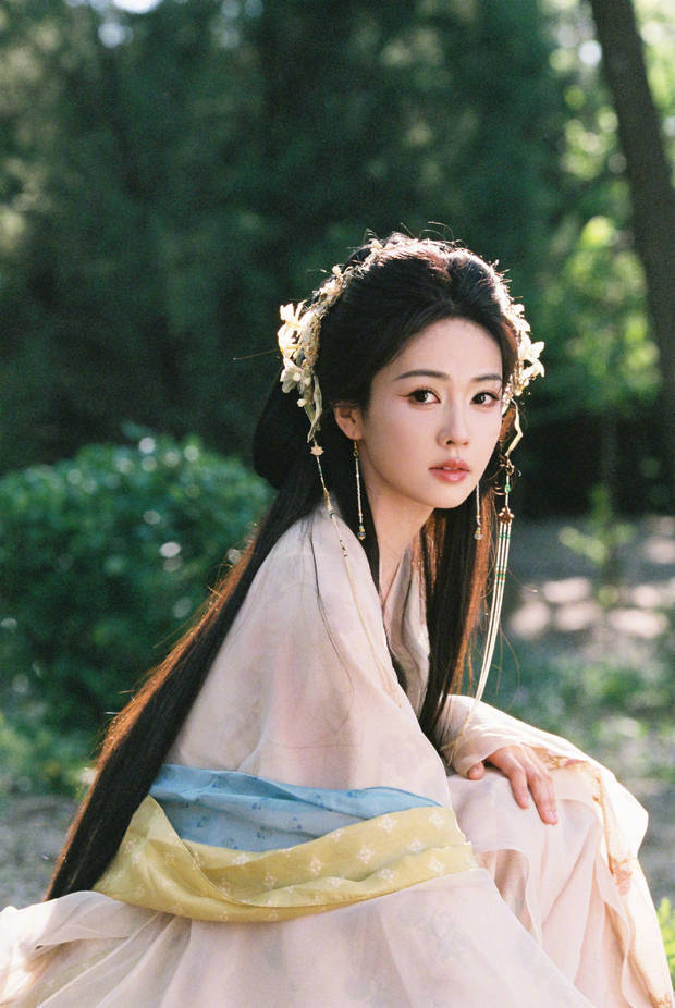 搜狐娱乐讯 6月11日,白鹿在个人社交账号晒湖出了一组她的最新古装造型图,身穿粉色古装,芬芳夺目。