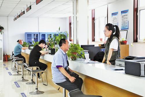 6月3日，在香河县零工市场，求职者咨询招聘岗位有关情况。 陈宏儒摄