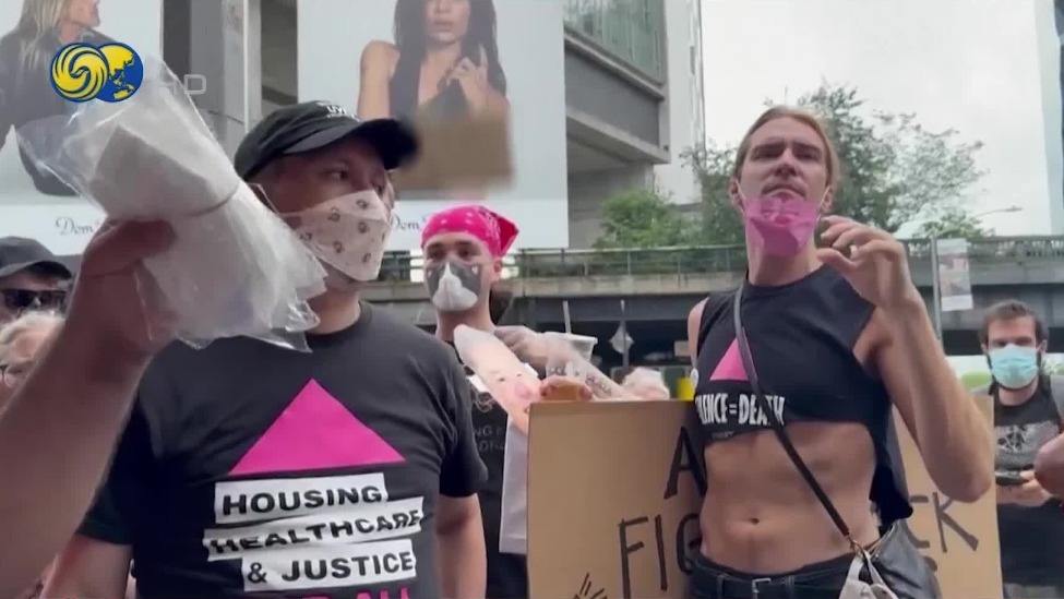 抗议者在纽约特斯拉店外示威，反对削减艾滋病援助