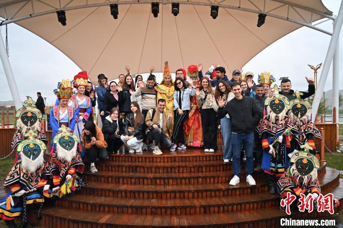 6月9日,甘肃甘南,“圣境甘南·心灵之旅”2025甘南文旅全球媒体发布活动采风期间,中外人士与当地演员合影。九美旦增 摄