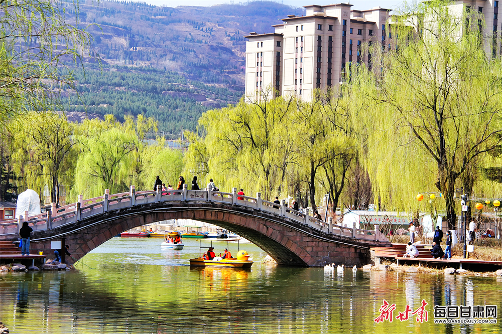 市民在天水市麦积区公园内游玩　新甘肃&middot;每日甘肃网通讯员　乔理　摄