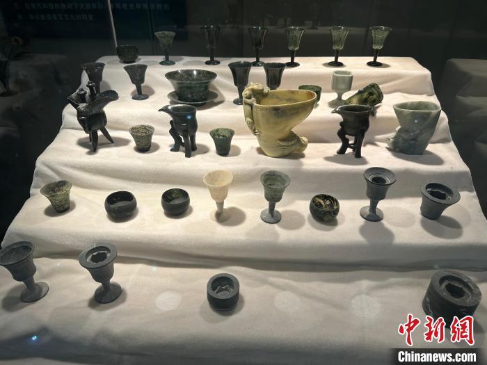 图为2025年2月底,在酒泉市夜光杯厂展陈的夜光杯雕系列产品。中新社记者 冯志军 摄