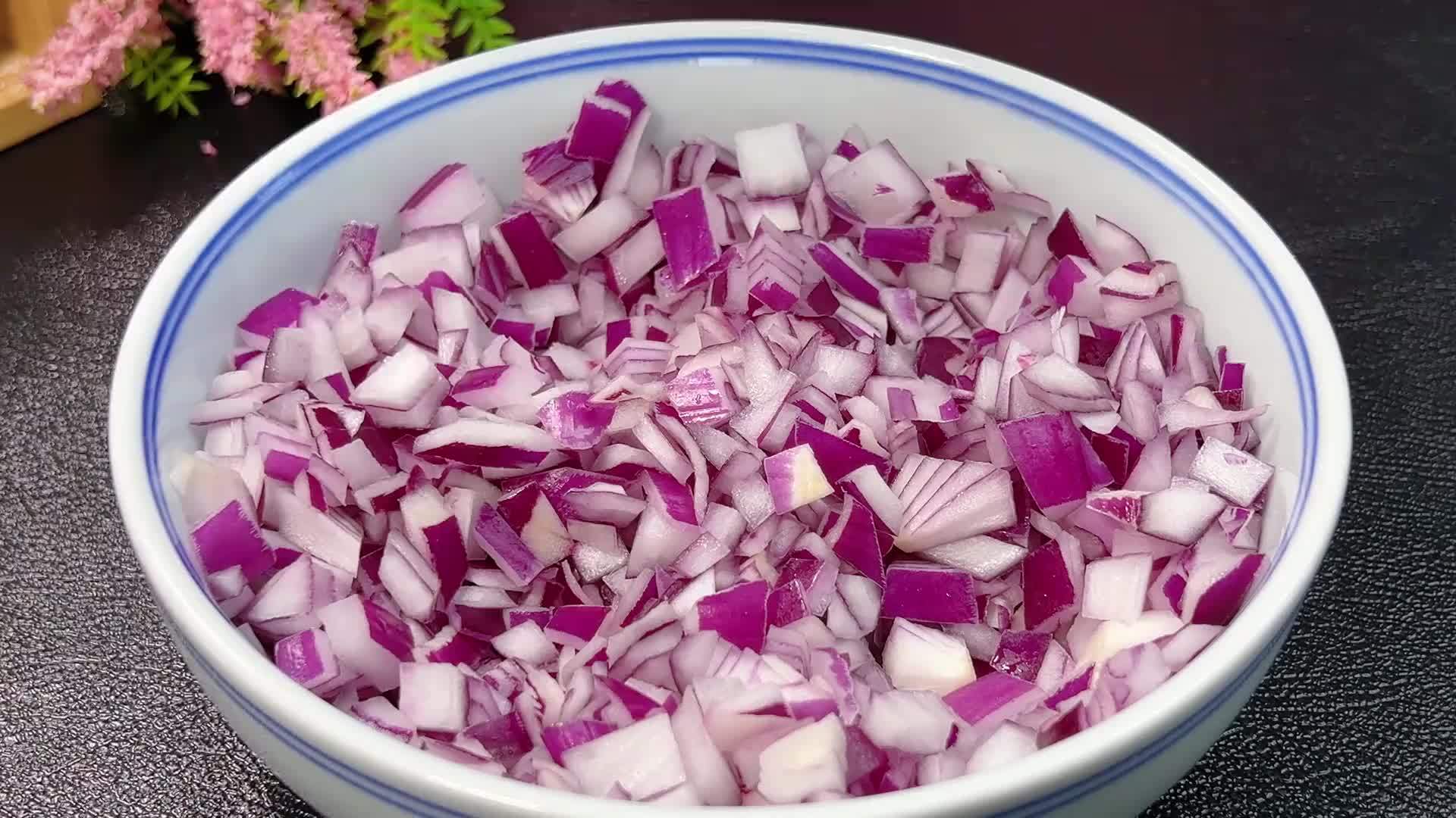 早餐不用买，把鸡蛋打入洋葱里，几分钟解决全家早餐，营养又美