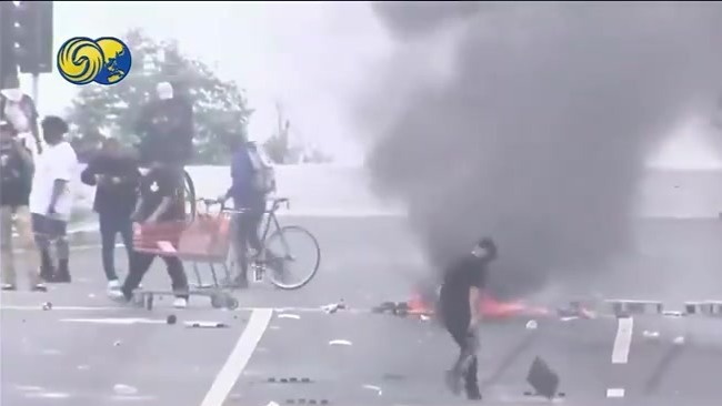 美国当局持续搜捕加州移民，触发警民冲突