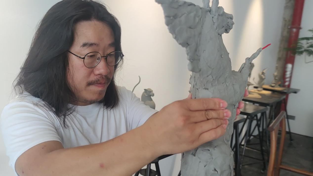 记录合作艺术家欧偲在工作室创作的过程