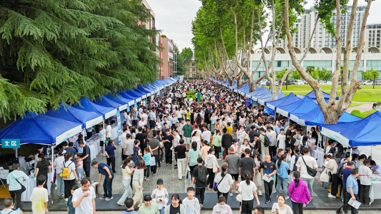 百余所高校汇聚 2025年陕西省本科批次高考志愿填报咨询会在西京学院举行