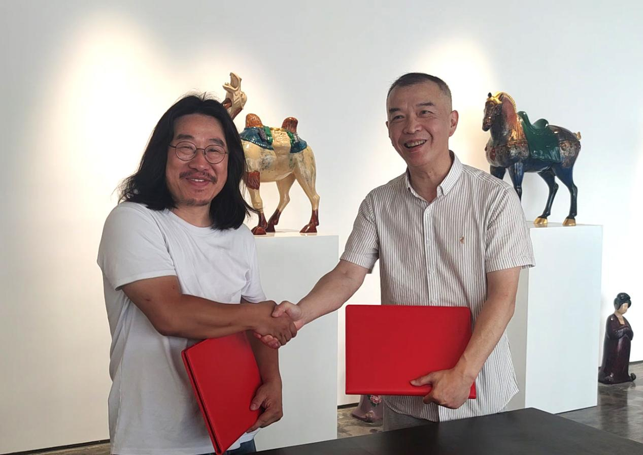 逸点艺术机构创始人刘晨与雕塑家欧偲签约合影