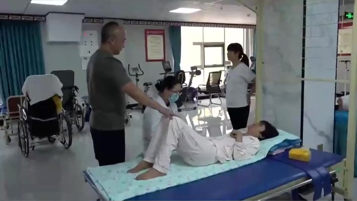 男子入室抢劫行凶被判死缓，被害人家属：伤者在医院垂死挣扎，他却在里面吃得白胖