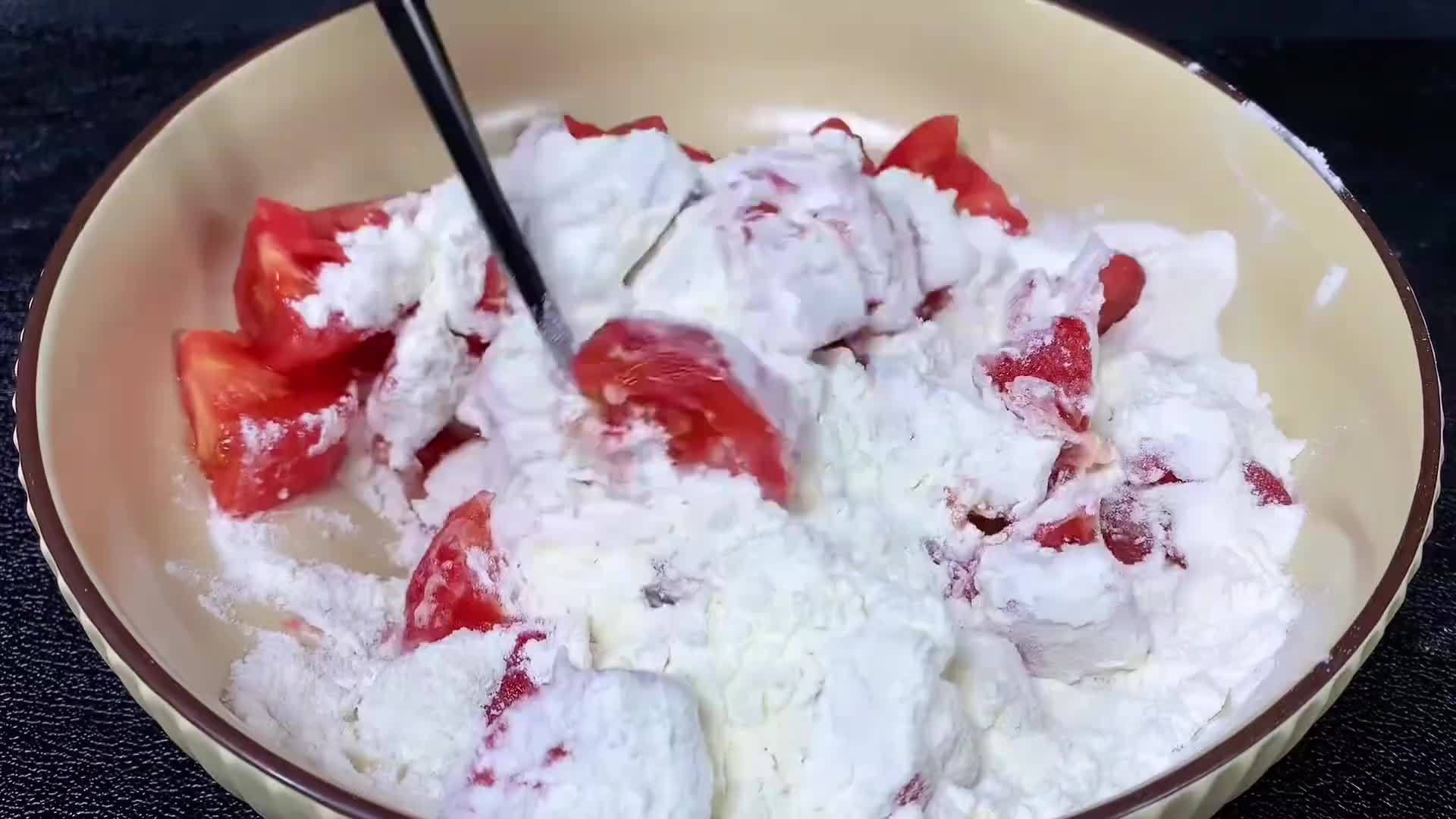 把面粉倒入西红柿里，真是太厉害了，一周吃5次都不腻，好吃营养