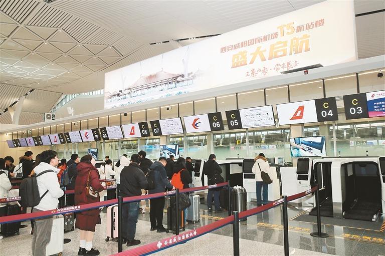 旅客在T5航站楼东航值机柜台前排队办理手续