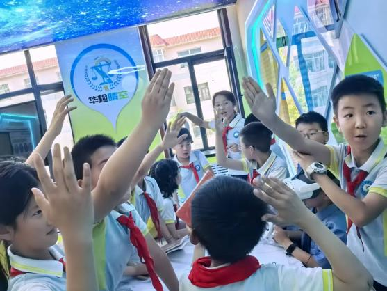 VR学法角色扮演　华亭萌娃法治课收获满满