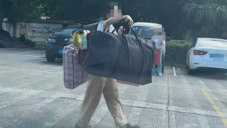 女孩高考完挑行李回家，官方：她认为这很平常，没必要多说
