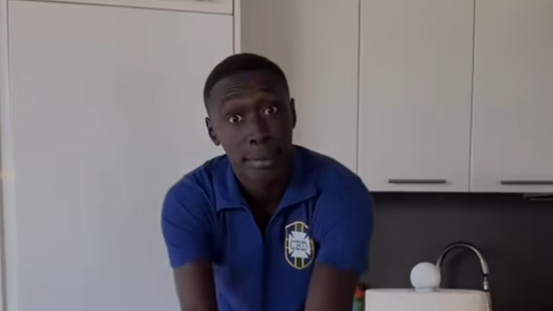 粉丝数超1.6亿网红顶流“面瘫哥”因违反移民法在美被捕：现已“自愿离境”