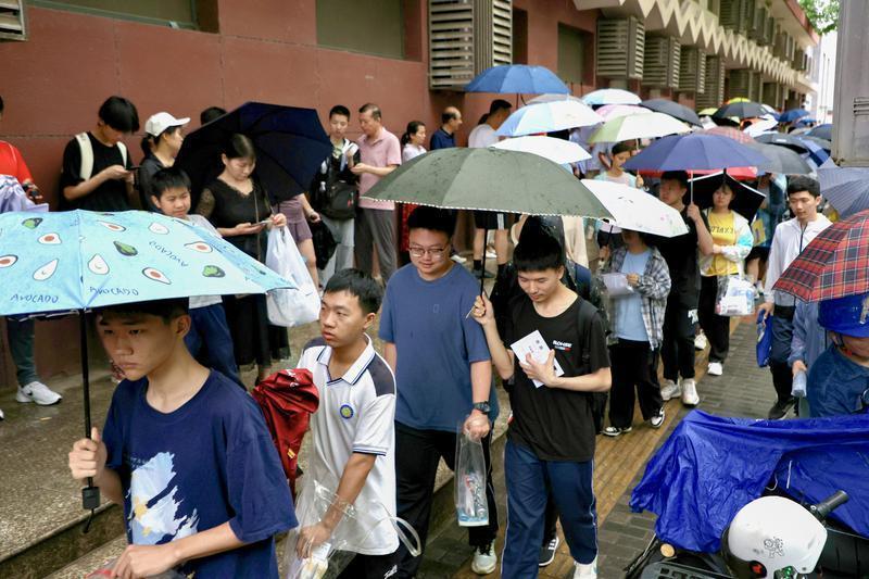 6月7日，在西安市第八十二中学考点，考生雨中有序进入考场