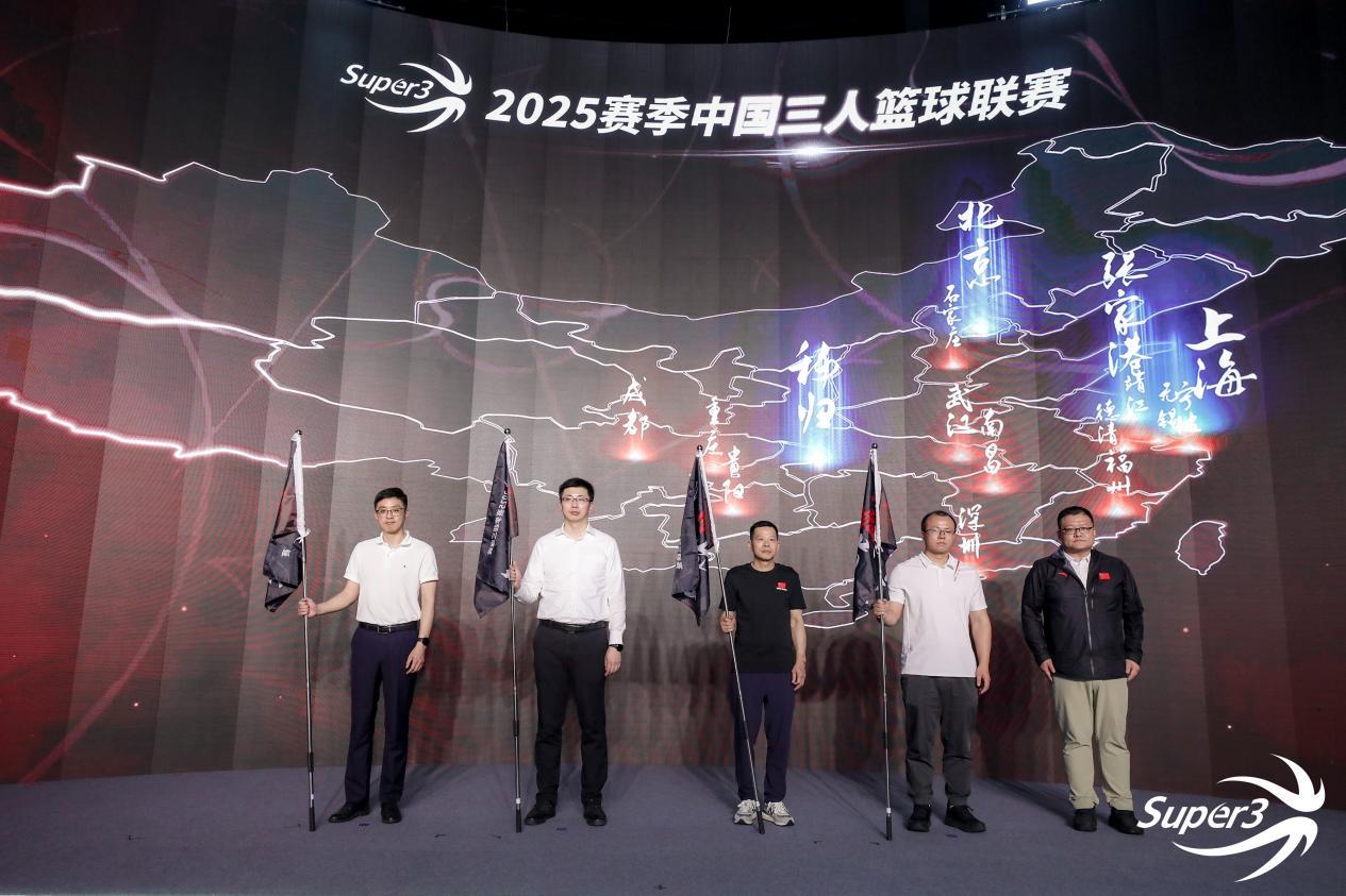 中国篮球协会国家队管理部三人篮球国家队负责人尹喆为赛区代表授旗