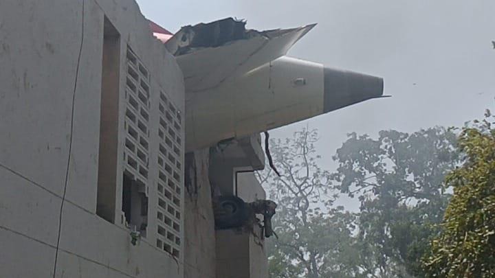 印度一架客机坠毁，机尾被卡在房顶，周围大量群众围观