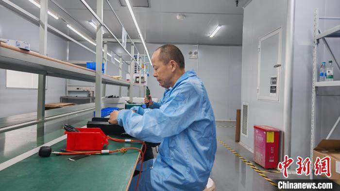 图为工人正在组装智能门锁。巫发阳 摄