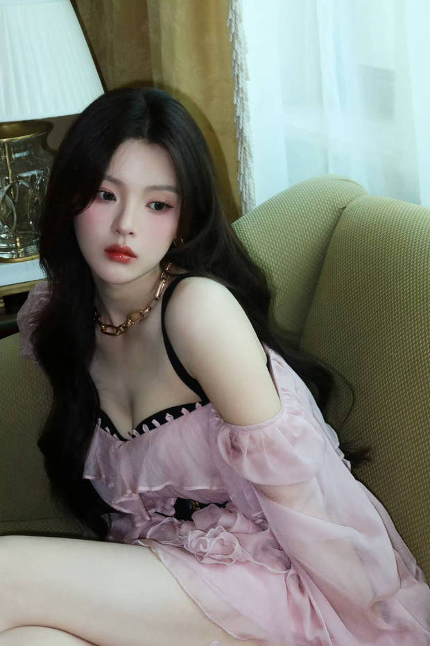 杨超越皮肤白皙，气质出众。