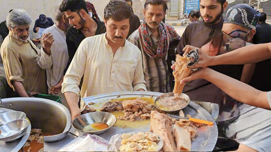 巴铁街头重口味美食，一份仅仅只要100，亿万富翁和穷人抢着吃